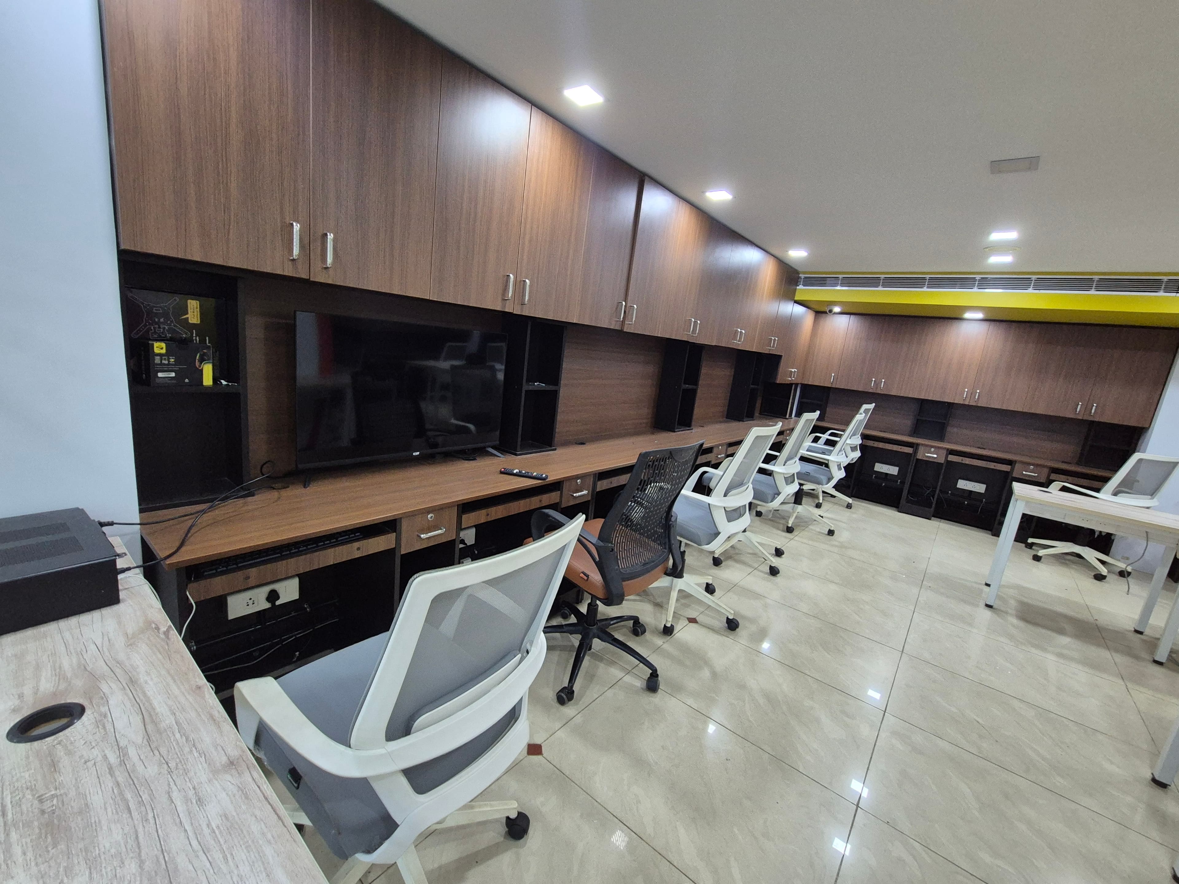 2000 sqft Fully Furnished Office Space gallery image 10