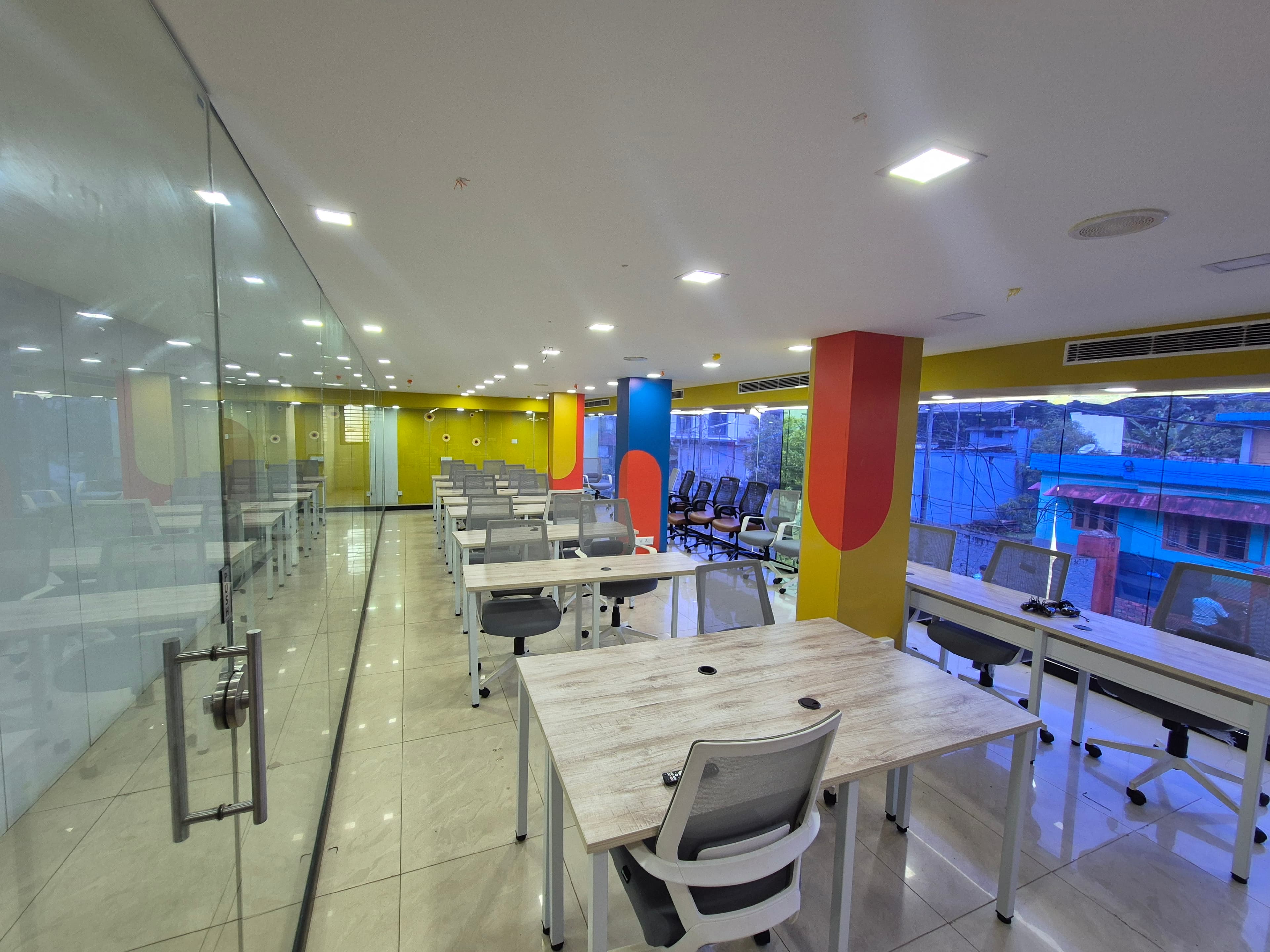 2000 sqft Fully Furnished Office Space gallery image 11