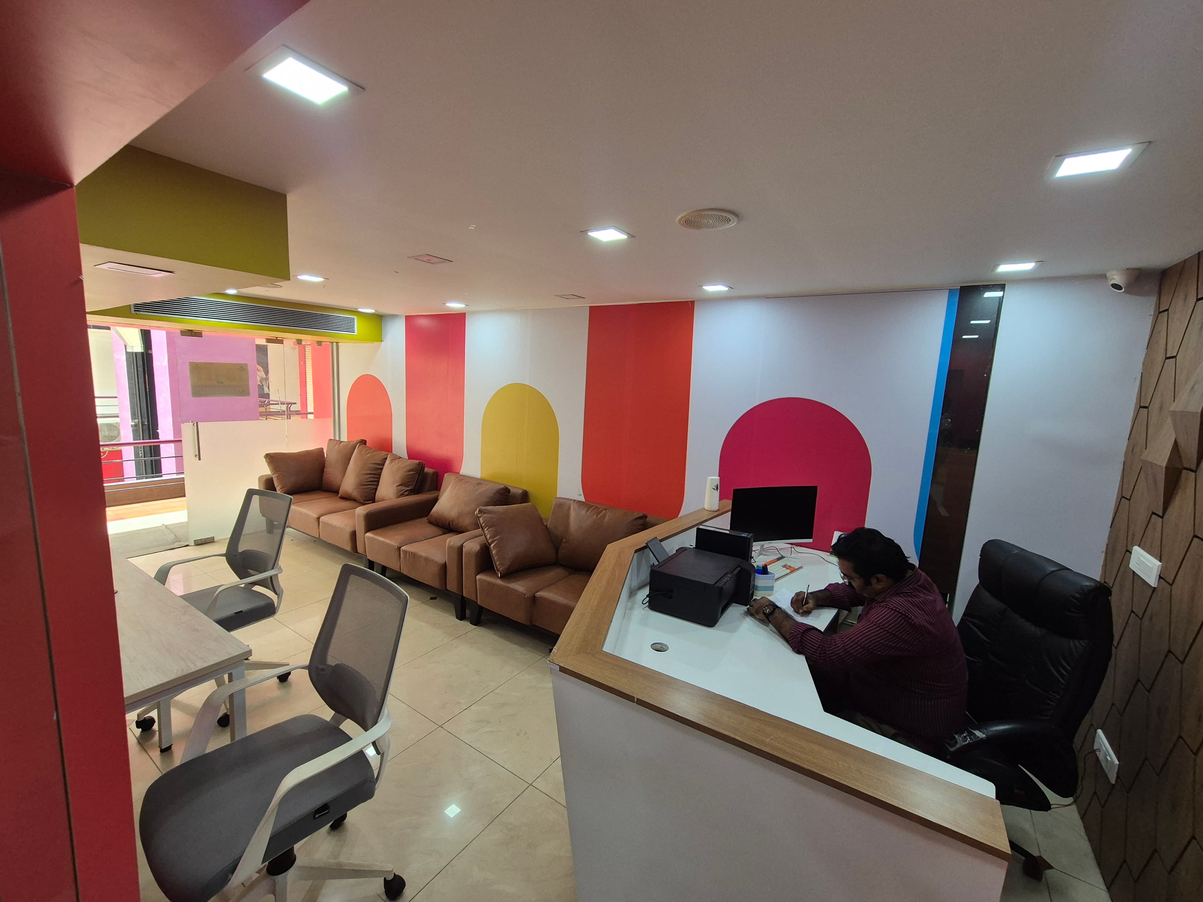 2000 sqft Fully Furnished Office Space gallery image 4