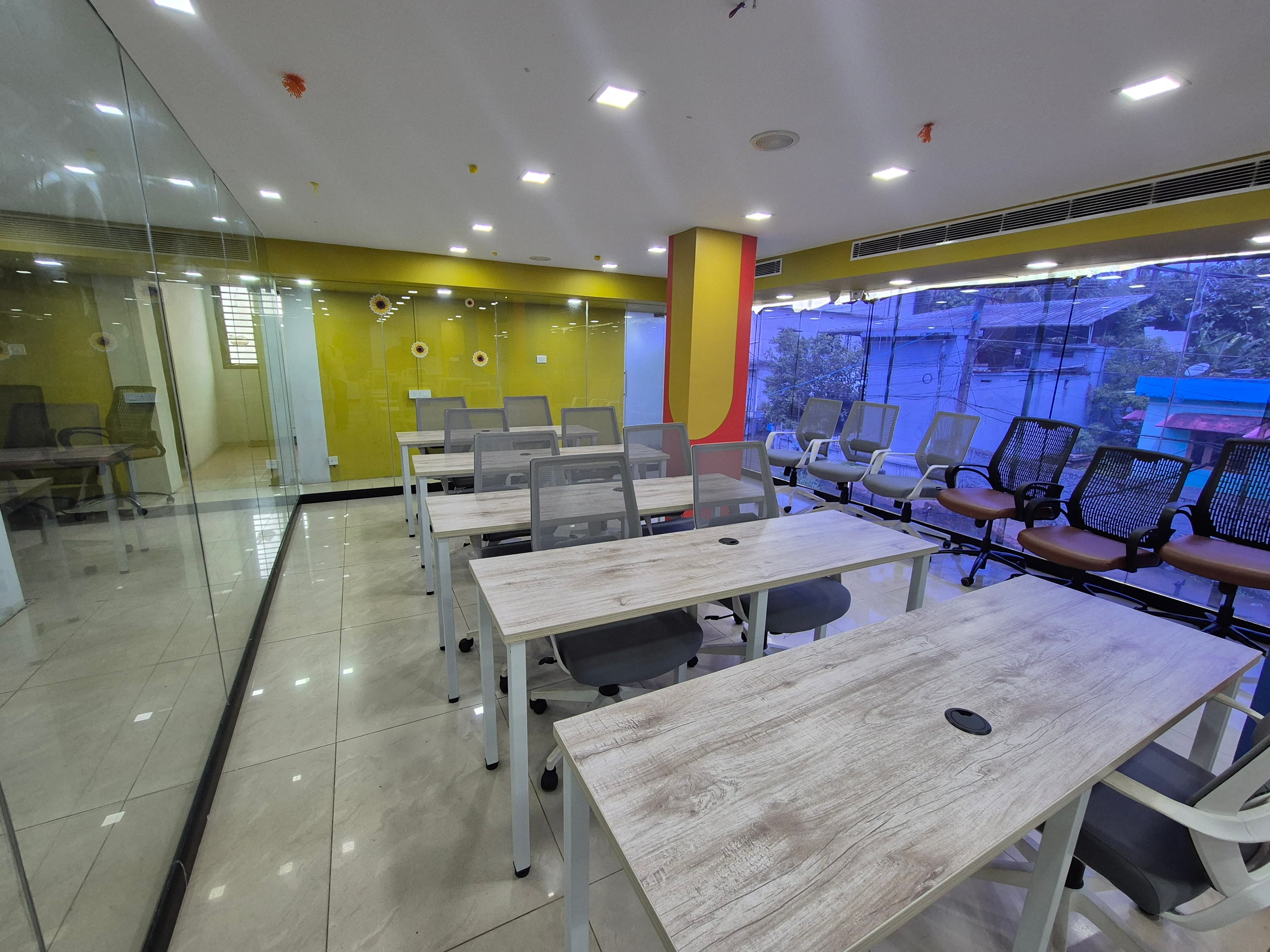 2000 sqft Fully Furnished Office Space gallery image 6