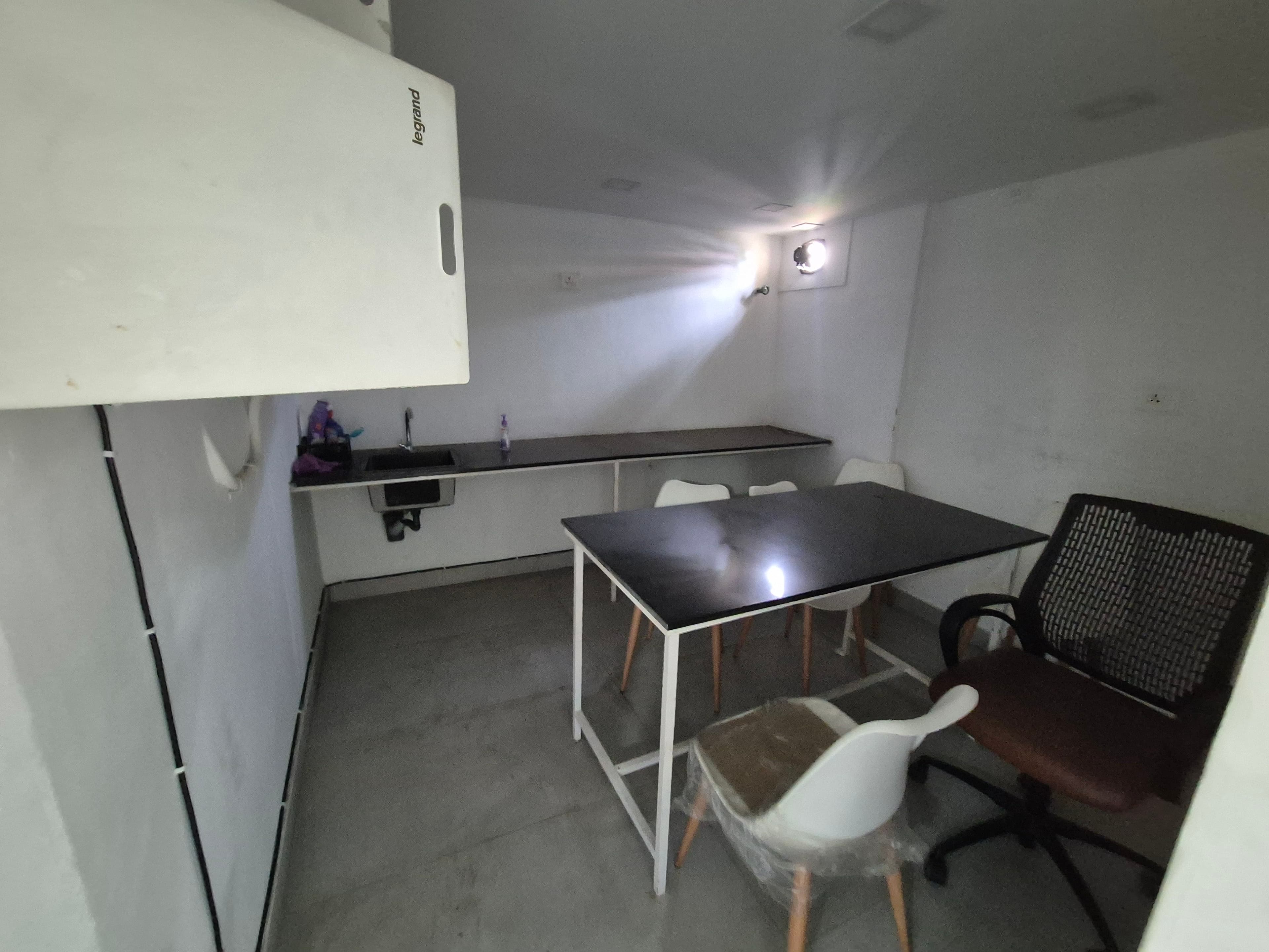 2000 sqft Fully Furnished Office Space gallery image 7