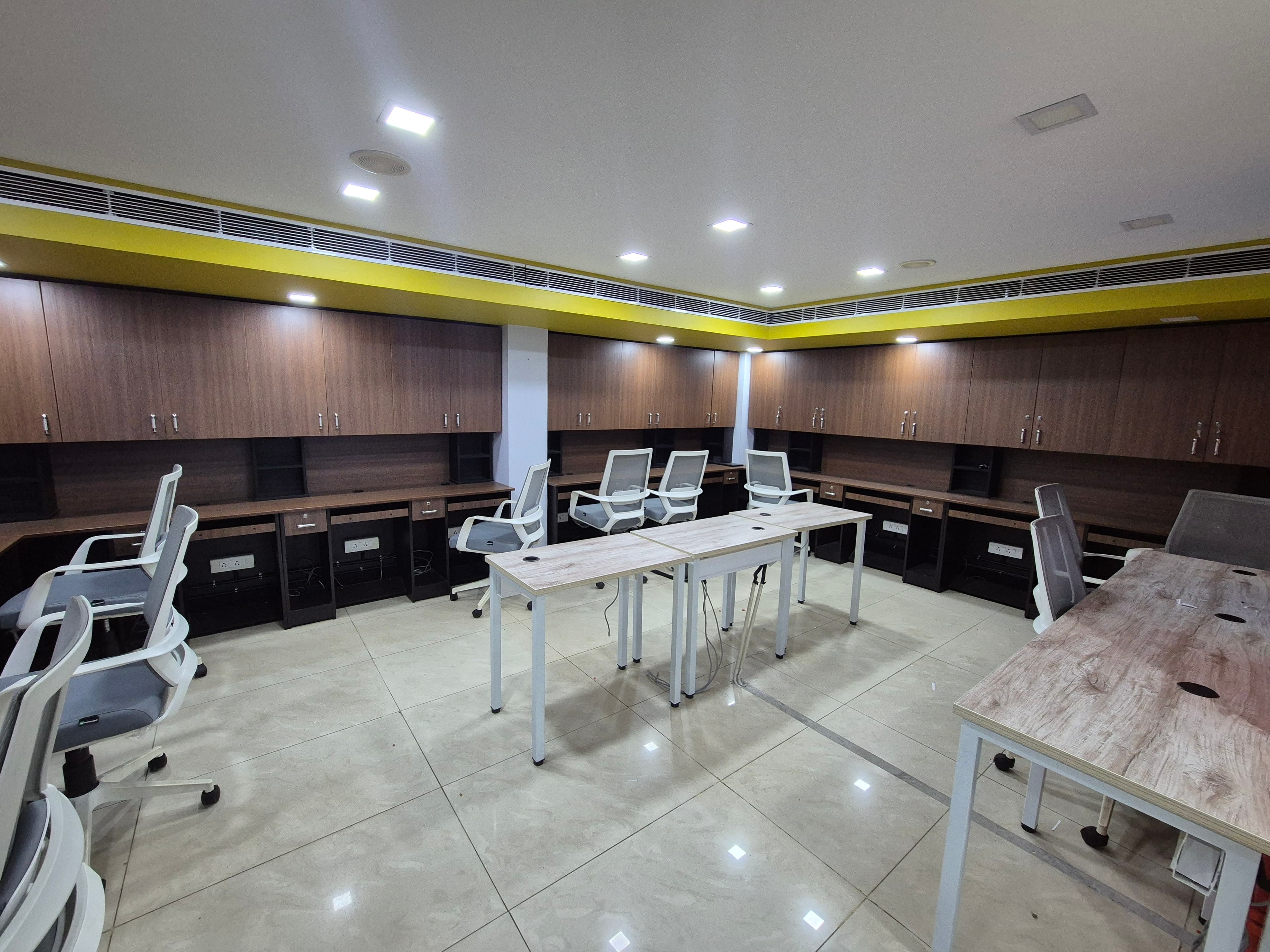 2000 sqft Fully Furnished Office Space gallery image 8