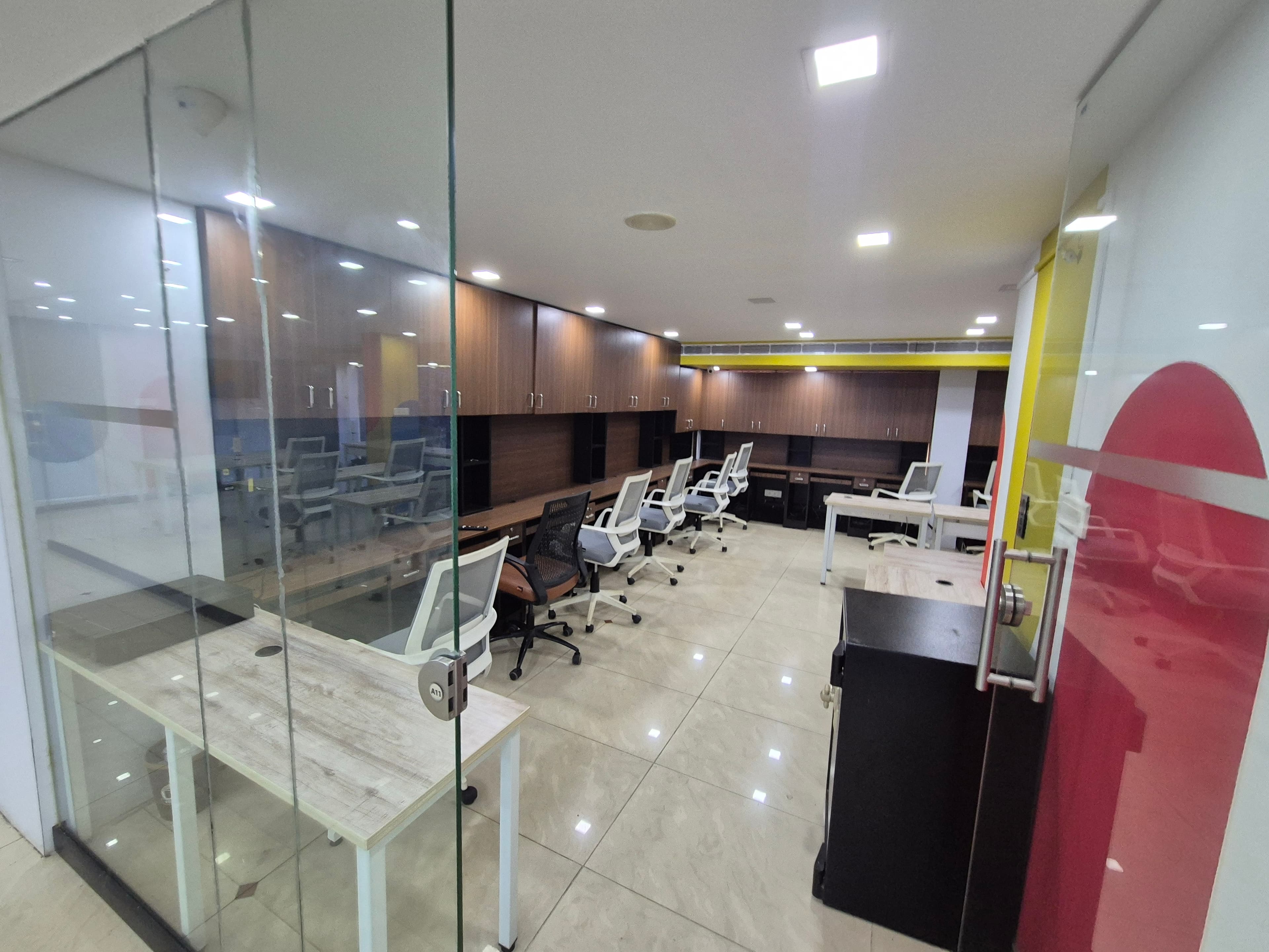 2000 sqft Fully Furnished Office Space gallery image 9